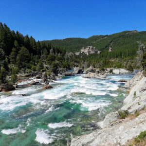 vista de los rápidos del Río Caleufu