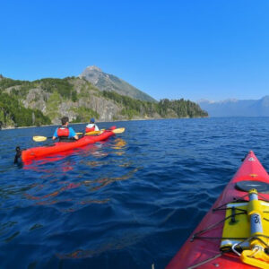 Kayakistas en el Lago Meliquina.