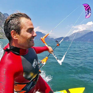 Hombre practicando kitesurf en el Lago Meliquina.