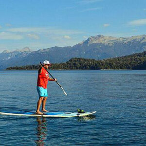 hombre remando sobre stand up paddle board