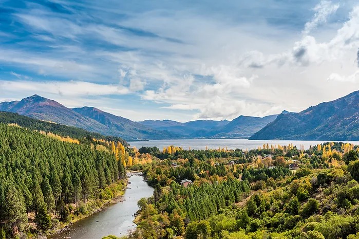 Vista del Río Meliquina y su desembocadura en el Lago Meliquina.