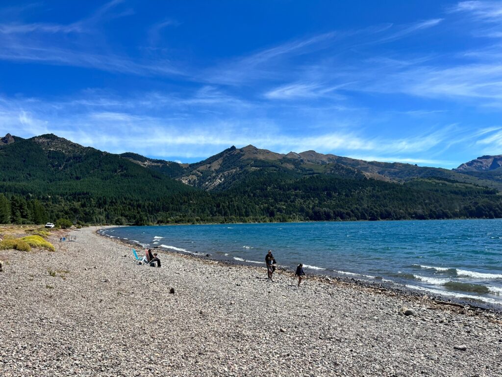 Vista del de la playa Lago Meliquina