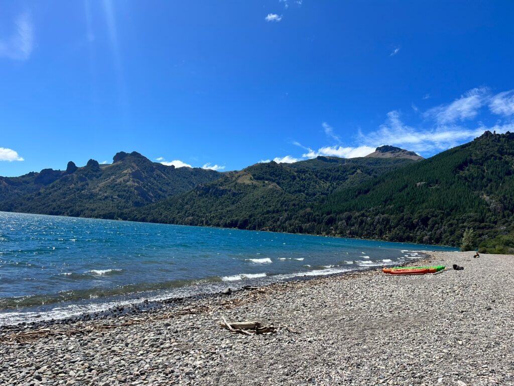 Vista del de la playa Lago Meliquina